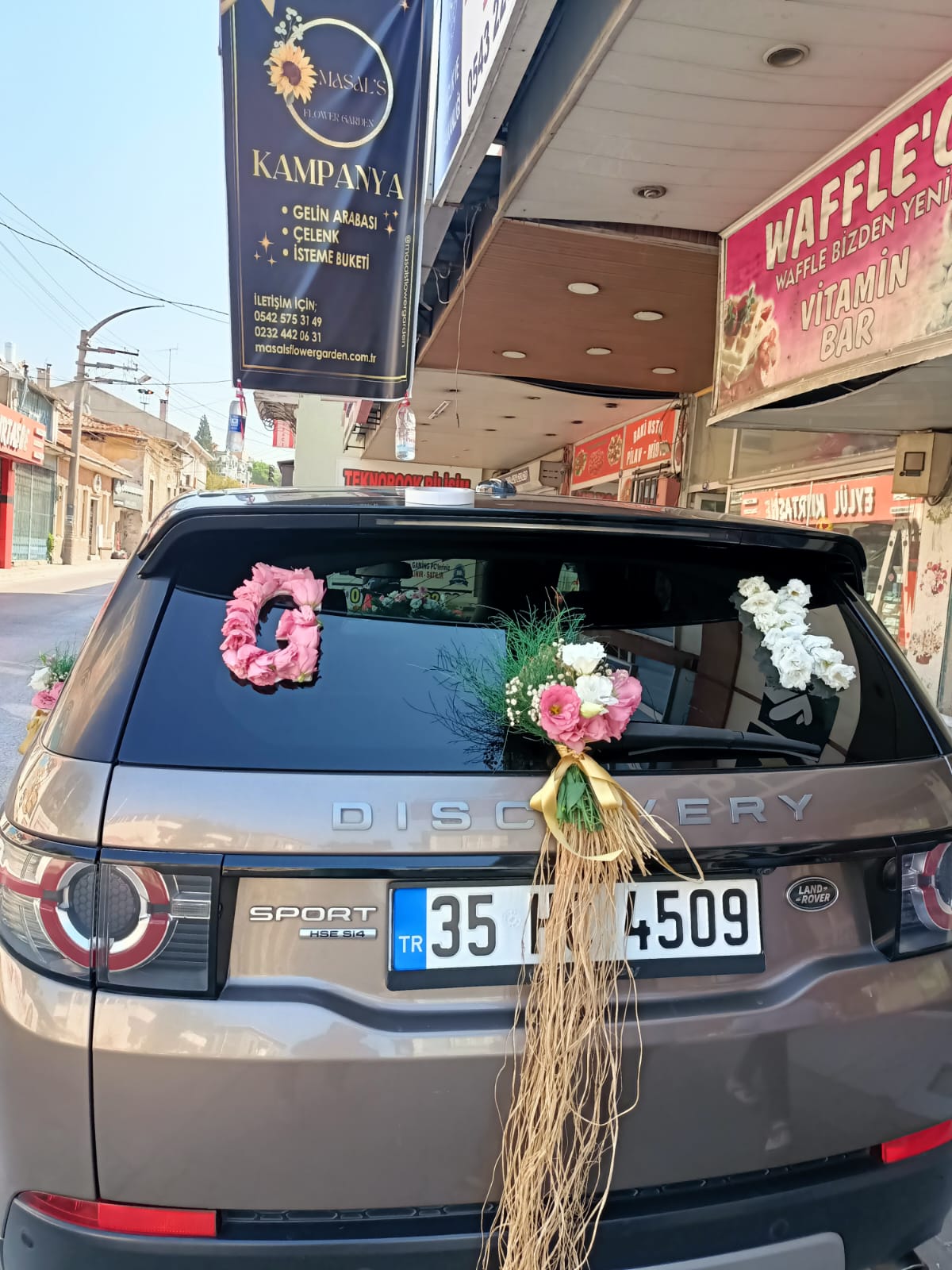 Lisyantus çiçeği ile gelin arabası süsleme